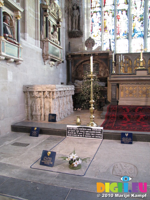 SX12350 Shakespear's grave in Holy Trinity Church, Stratford-upon-Avon